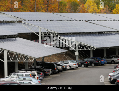 Solarenergie-Array auf einem Parkplatz Universität, William Paterson University, NJ, USA Stockfoto