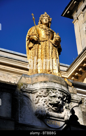 Goldene Statue der Königin Anne am alten Rathaus, Markt Platz, Kingston upon Thames, Greater London, England, Vereinigtes Königreich Stockfoto