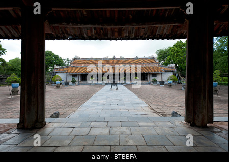 Eingang zum Innenhof-Bereich in der Grabanlage des Kaisers Lang Tu Doc, kaiserliche Stadt Hue, Nord-Vietnam Stockfoto