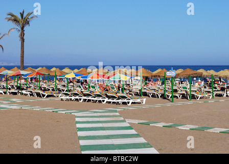 Urlauber am Strand, Torremolinos, Costa del Sol, Provinz Malaga, Andalusien, Spanien, Westeuropa. Stockfoto