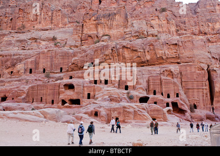 Straßenfassade Gräber auf dem alten Felsen geschnitzt Stadt Petra, Jordanien. Stockfoto