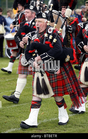 Scottish Highland Marching Band, Glenurquhart Highland Gathering und Spiele, Blairbeg Park, Drumnadrochit, Schottland Stockfoto