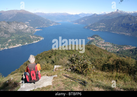 Walker, die Aussicht auf den Comer See vom Monte Nuvolone über Bellagio Stockfoto