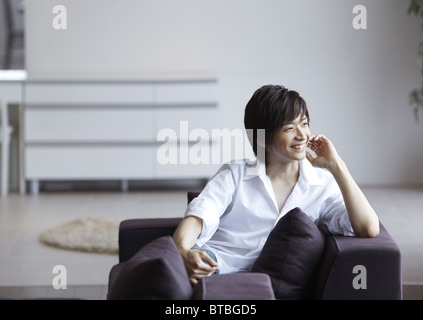 Junger Mann auf sofa Stockfoto