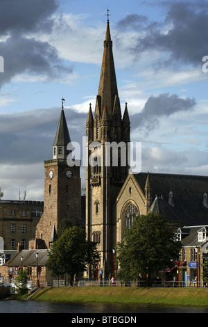 Alte hohe St. Stephen's Kirche (links) & freie Nordkirche (rechts), Inverness, Schottland Stockfoto