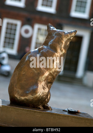 Statue von Samuels Katze Hodge mit Haus im Hintergrund, Gough Square, London Stockfoto