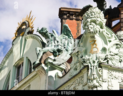 Skulpturen auf dem Dach des Jugendstil Goethe-Institut kulturellen Austausch Sprachenzentrum Prag Tschechische Republik Europa Stockfoto