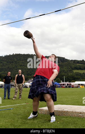 Das Gewicht über der Bar Wettbewerb, Glenurquhart Highland Gathering und Spiele, Blairbeg Park, Drumnadrochit, Schottland Stockfoto