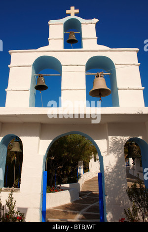 Bell Tower Eingang des griechisch-orthodoxen Klosters von Kalamos, Ios, Kykladen, Griechenland Stockfoto