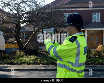 Polizist mit Geschwindigkeit Pistole Stockfoto