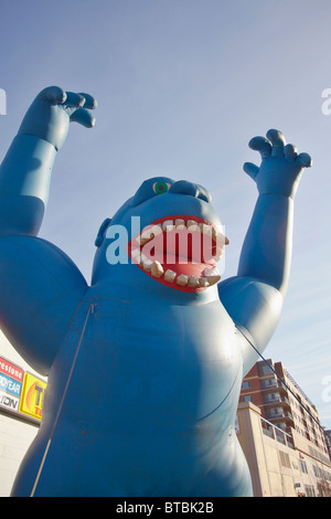 Große blaue Monster Gorilla, aufblasbare Werbung. Stockfoto