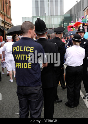 schwulen Polizisten an der Manchester Pride Parade in Großbritannien Stockfoto