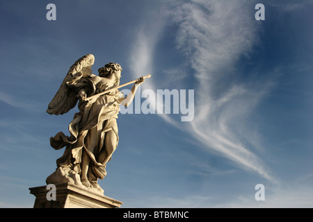 Berninis Marmorstatue der Engel vor dem Hintergrund des Himmels auf Sant'Angelo Brücke in Rom Stockfoto