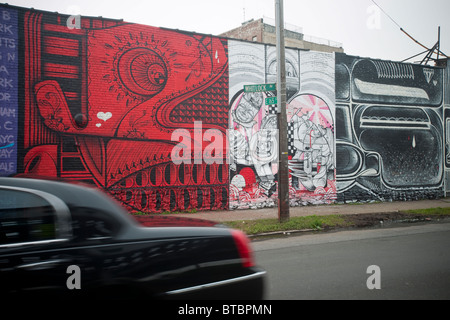 Eine Wandbild im Graffiti-Stil getan ist an einem Gebäude im Stadtteil Crotone Park East in der Bronx in New York gesehen. Stockfoto