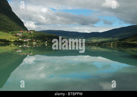 See Lovatnet, Gletschersee mit leichten grünen Blauwasser Muncipality von Stryn in Sogn Og Fjordane, West-Norwegen. Stockfoto