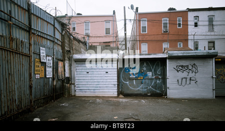 Garagen sind auf eine Menge im Stadtteil Crotone Park East in der Bronx in New York eingerichtet Stockfoto