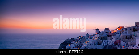 Oia Santorini Kykladen Griechenland im Abendlicht Stockfoto