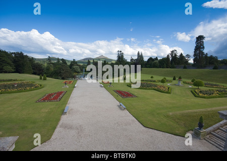 Powerscourt Gärten mit Wicklowberge in der Ferne Irland. Powerscourt ist einer von Irlands größten estates Stockfoto