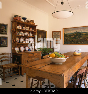 Antik Kiefer Tisch und große Kommode in traditionellen Speisesaal mit großen Gemälde an der Wand Stockfoto