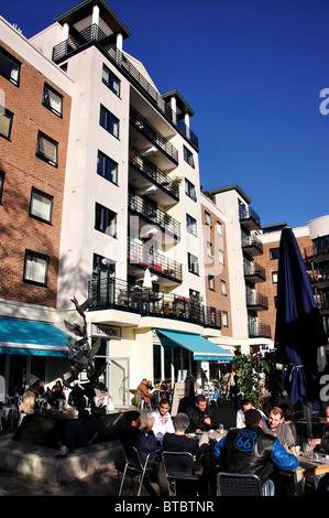 Appartementhaus und Carluccio Restaurant auf Charta Quay, Kingston Upon Thames, Greater London, England, Vereinigtes Königreich Stockfoto