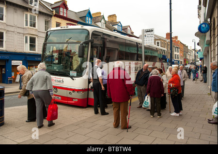 Eine Gruppe von älteren Touristen zu einen Trainer Tourbus Aberystwyth Wales UK an Bord Stockfoto