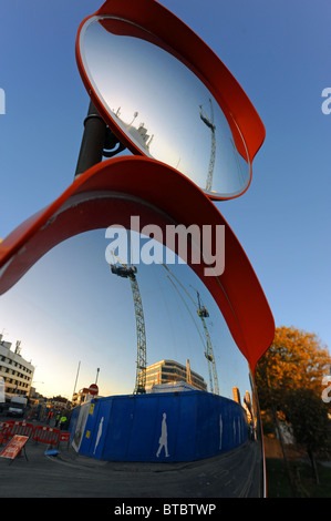 Krane von American Express Erweiterung Baustelle spiegelt sich in Ansicht Verkehrsspiegeln Brighton Stadtzentrum Sussex UK Stockfoto