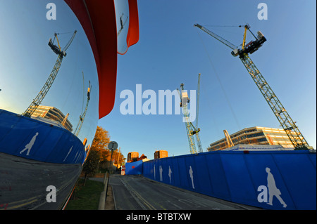 Krane von American Express Erweiterung Baustelle spiegelt sich in Ansicht Verkehrsspiegeln Brighton Stadtzentrum Sussex UK Stockfoto