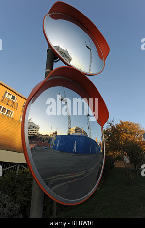 Krane von American Express Erweiterung Baustelle spiegelt sich in Ansicht Verkehrsspiegeln Brighton Stadtzentrum Sussex UK Stockfoto