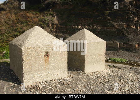 Drachen Zähne, zweiten Weltkrieg, anti-Tank Hindernisse, am Strand von Kimmeridge Dorset UK. September. Stockfoto