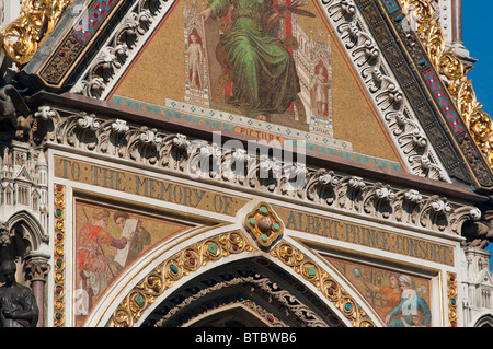 Closeup detail Das Albert Memorial im Hyde Park, London, England. Stockfoto