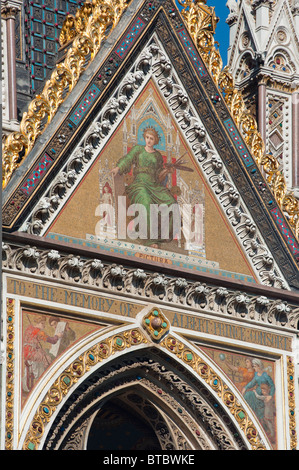 Closeup detail Das Albert Memorial im Hyde Park, London, England Stockfoto