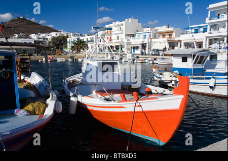 Blick auf eine bunte orange Fischerboot im Hafen von Piso Livadi, auf den griechischen Kykladen-Insel Paros. Stockfoto