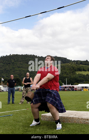 Das Gewicht über der Bar Wettbewerb, Glenurquhart Highland Gathering und Spiele, Blairbeg Park, Drumnadrochit, Schottland Stockfoto