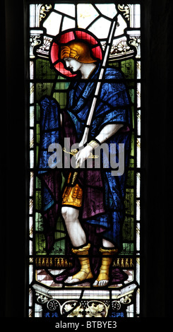 Ein Glasfenster, die Darstellung des Heiligen Martin von Tours, Pfarrkirche St. Mary, Luxborough, Somerset Stockfoto