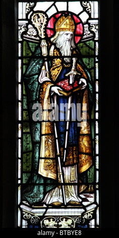 Ein Buntglasfenster mit Saint Boniface, Pfarrkirche St. Mary, Luxborough, Somerset Stockfoto