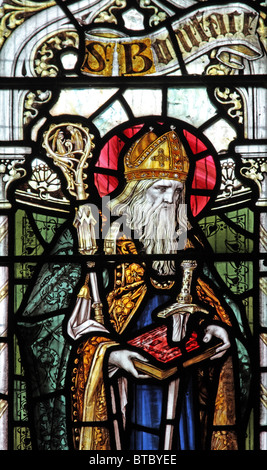 Ein Buntglasfenster mit Saint Boniface, Pfarrkirche St. Mary, Luxborough, Somerset Stockfoto