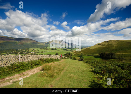 Der Blick in Richtung Blencathra aus der Aufstieg Walla Crag Stockfoto