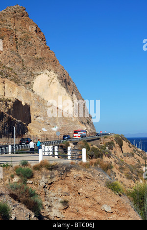 Blick auf die zerklüftete Küste und Küstenstraße, Roquetas de Mar, Costa Almeria, Provinz Almeria, Andalusien, Südspanien, Westeuropa Stockfoto