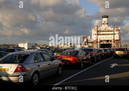 Warteschlangen Autos warten in der Schlange um eine Cross-Channel in Westfrankreich St Malo Fähre Stockfoto