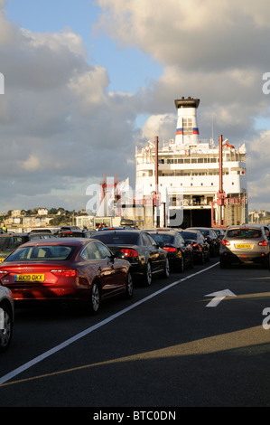 Warteschlangen Autos warten in der Schlange um eine Cross-Channel in Westfrankreich St Malo Fähre Stockfoto