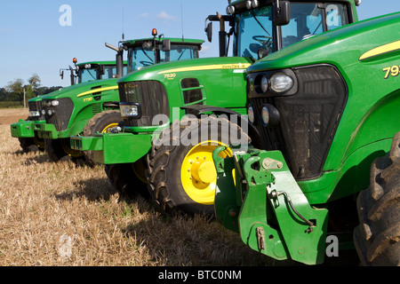 Line-up von John Deere 7000 Traktoren der Serie an der Ingworth Trosh, Norfolk, England, UK. Stockfoto