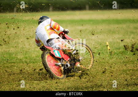 Grass Racing Grasstrack Speedway Rennen Racer Bahnfahrer Folie Schiebe Motorrad Bike Fahrräder Zyklen, die short-Track Oval ovale fahren Stockfoto