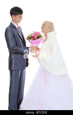 Bräutigam gibt der Braut einen Strauß Rosen Stockfoto