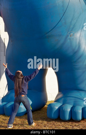 Große blaue Monster Gorilla, aufblasbare Werbung. Stockfoto