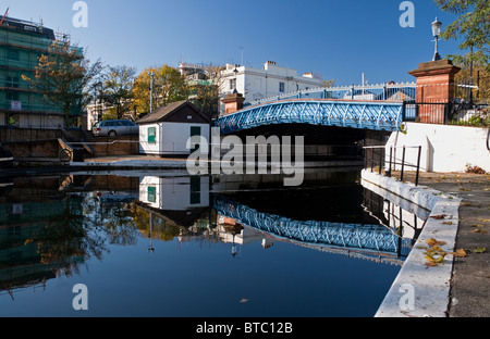 Little Venice zeigt die Westbourne Terrace Road über den Grand Union Canal, Paddington, London, England, Großbritannien Stockfoto