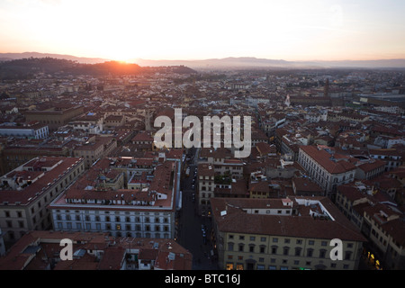 Straßen, Dächer und Gehäuse der Stadt Florenz von Giottos Glockenturm (Campanile) gesehen. Stockfoto