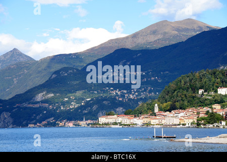 Blick über das Wasser zum Dorf Bellagio am Comer See. Lombardei, Italien Stockfoto