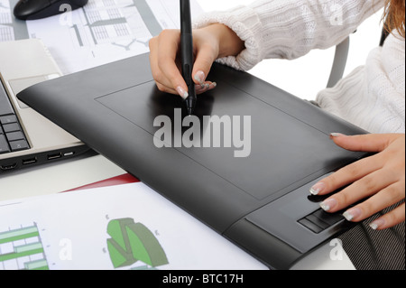 Hand auf Grafiktablett. Stockfoto