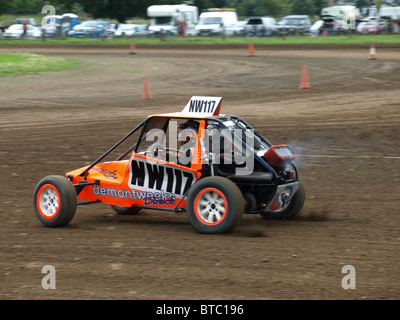 Ein langsam schwenken eines schnellen Autos. Stockfoto