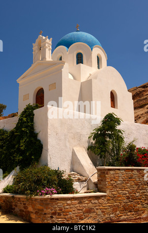 Blaue Kuppel byzantinische griechische orthodoxe Kirche, Ios Chora, Kykladen, Griechenland. Stockfoto